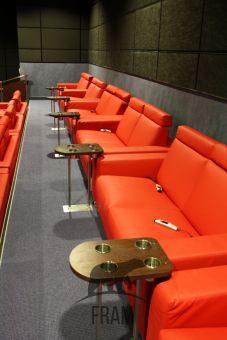 Столы в кинотеатре - фото №3