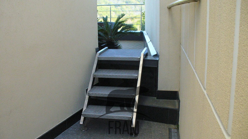 Лестницы со ступенями с рифленым листом
